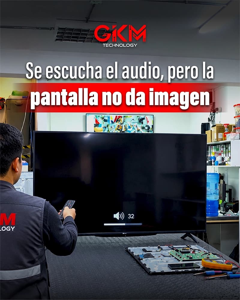Televisor Smart TV con indicador de volumen activo y altavoces reproduciendo sonido pero panel totalmente negro a oscuras
