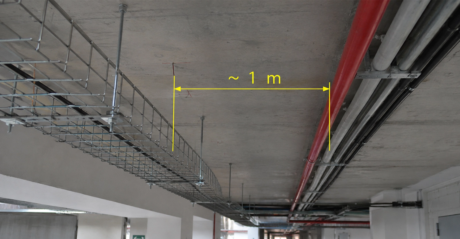 Bandejas tipo rejilla instaladas para canalización de cámaras CCTV en planta industrial