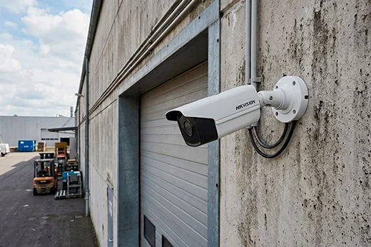 Cámara de seguridad instalada en el exterior